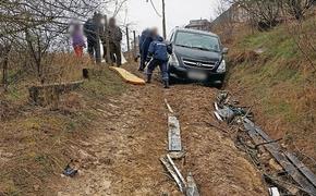 Машина туристов из Челябинска «по уши» утонула в грязи в Бахчисарае