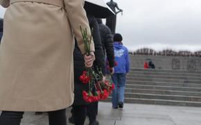 Петербуржцы почтили память блокадного трамвая на Пискаревском кладбище