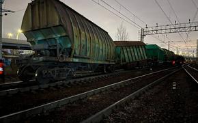 Ночью в Петербурге с рельсов сошел грузовой поезд