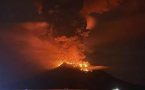 В Индонезии идет эвакуация рядом с извергающимся вулканом
