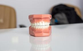 Стоматолог Прокопенко: Частое отбеливание зубов приводит к разрушению эмали