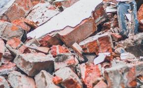 Один человек остается под завалами многоэтажного дома в Токмаке после атаки ВСУ