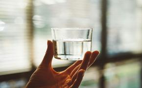 Диетолог Лазуренко: Простая вода является самым эффективным детокс-напитком