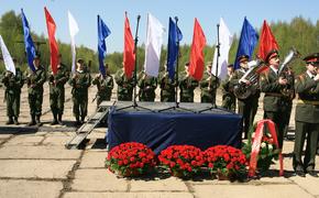 Жители Ленобласти несут цветы к памятникам Великой Отечественной войны