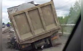 В Хабаровске грузовик рухнул под асфальт