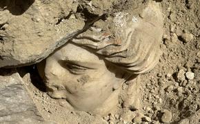 Статуя головы Гигиеи найдена застрявшей между двумя скалами в Лаодикеи