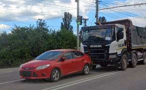 В Крыму грузовик снова наехал на легковушку