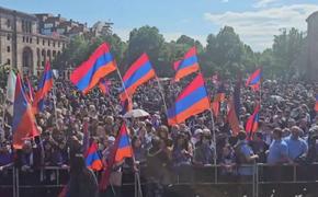 Оппозиция в Ереване выдвинула на пост премьера Армении архиепископа Баграта