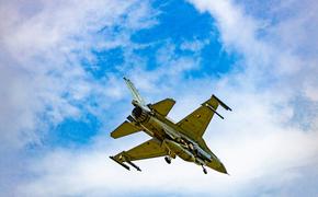 Defence-point: пилот ВВС Греции в Киеве обучает украинских пилотов управлять истребителями F-16