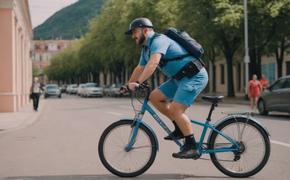 Мэр Сак патрулирует город на велосипеде