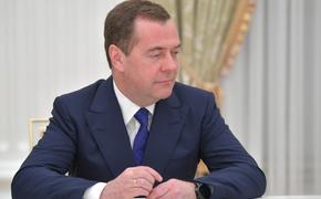 Медведев назвал канцлера Германии Шольца «протухшей ливерной колбасой»