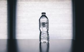 Врач Садыков: бутылку с водой нельзя оставлять на солнце на 2-3 часа