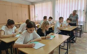 Школьники ЛНР поздравили участников СВО с Днем России письмами поддержки