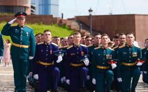 У Музея Победы на Поклонной горе прошла церемония выпуска лейтенантов МО РФ