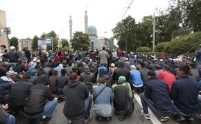 Мусульмане Петербурга отмечают Курбан-байрам у Соборной мечети