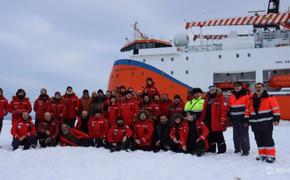 В Питер из экспедиции вернулась ледостойкая платформа «Северный полюс»