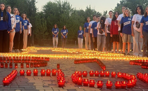 В Луганске зажгли тысячи свечей в честь Дня памяти и скорби