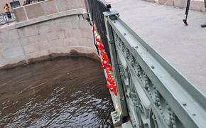 Чугунное ограждение на Поцелуевом мосту восстановлено после ДТП с автобусом