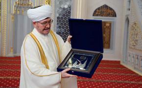 Муфтий России подарил муфтию Крыма часы на стену