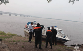 В Хабаровске продолжают поиски трех человек, пропавших при опрокидывании катера