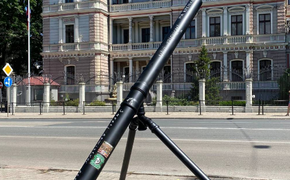 У Посольства России в Риге появилась пушка