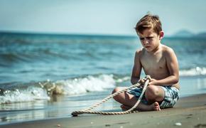 Видео со связанным ребенком на пляже в Крыму заинтересовались органы