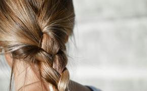 Витамин Е помогает восстановить поврежденные и ослабленные волосы