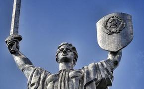 Монумент «Родина-мать» в Киеве после замены герба СССР на трезубец начал ржаветь