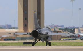 Подоляк: Украина не собирается официально подтверждать поступление F-16