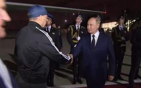 Песков: Путин приехал встречать россиян после обмена в качестве дани уважения