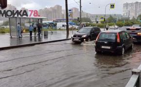 Ливень и град парализовали движение в Невском районе Петербурга 