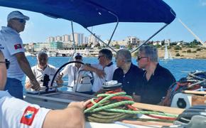 Власти Крыма провели выходные на яхте