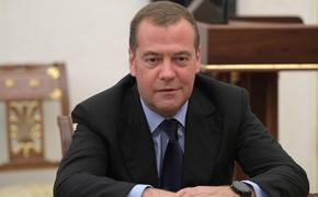 Медведев пошутил, что «армия Дурова» идет за Макроном, и призвал его бежать 