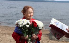 Пенсионерка отпраздновала своё 99-летие заплывом в Онежском озере