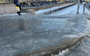 Петербуржцев могут ждать новые падения на гололеде из-за отсутствия соли к зиме