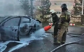 В Хабаровске столкнулись и загорелись две машины 