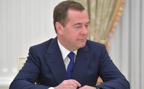 Медведев посоветовал Европе перестать помогать Украине после удара «Орешником» 