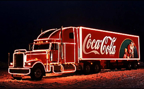 Разграбленная новогодняя ёлка и давка ради фуры Coca-Cola - нормальная реальность Латвии