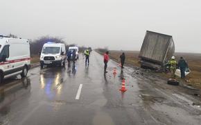 На грязной сырой дороге водитель выехал на встречку в последний раз