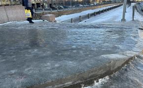 В Петербурге двое сломали ноги на гололедице