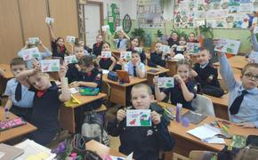 Школьники из Хабаровска отправили сладкие подарки и письма бойцам в ЛНР