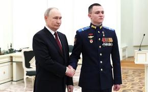 Комсомольчанин Макр Белоухов стал Героем России, награду вручил президент Путин