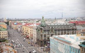 Четверо забрались на крышу вестибюля метро «Невский проспект»