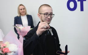 В Хабаровском крае вручили автомобиль и квартиру ветерану СВО Дмитрию Щербакову