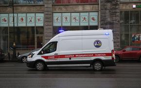 Петербурженка попала в больницу после падения фрагмента окна на голову