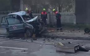 В результате столкновения машину отбросило на жилой дом