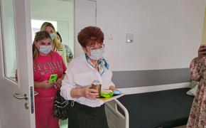 Депутат гордумы Краснодара Галина Глущенко поздравила с Пасхой пациентов детского онкологического отделения