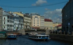 В Петербурге прошел Парад маломерных судов в честь 80-летия Победы