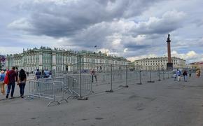 Трибуны ко Дню Победы начали собирать на Дворцовой площади
