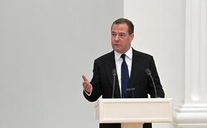 Медведев назвал словесной провокацией угрозы Зеленского мировым лидерам на День Победы в Москве